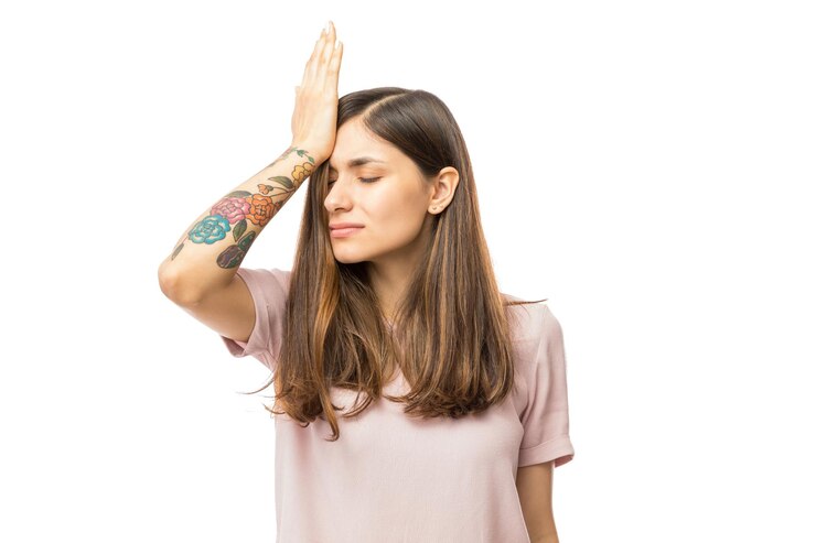 Foto gratuito mujer dándose cuenta del error y manteniendo la mano en la cabeza sobre fondo blanco.