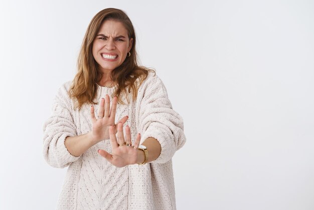 Mujer dar un paso atrás haciendo muecas aversión disilike levantando palmas defensivas rechazando horrible mala oferta negándose reacios molesto