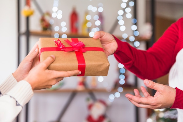 Mujer, dar, regalo, a, niño