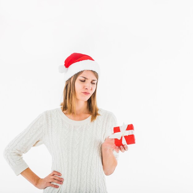 Mujer decepcionada con caja de regalo.