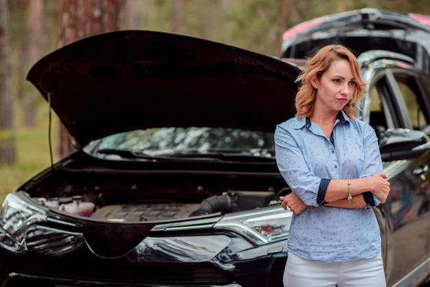 Mujer decepcionada mirando más allá de la cámara