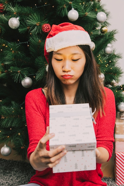 Mujer decepcionada con regalo