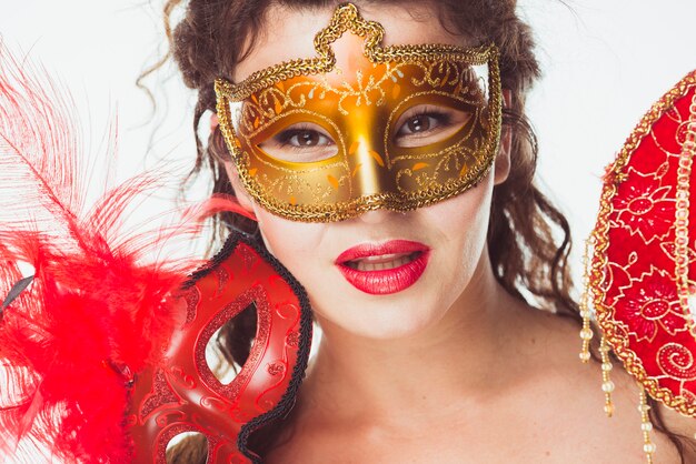 Mujer con decoraciones de carnaval