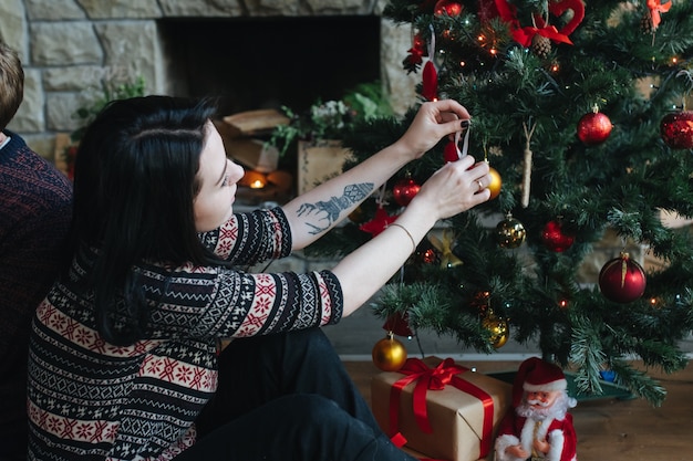 Mujer decorando el árbol de navidad