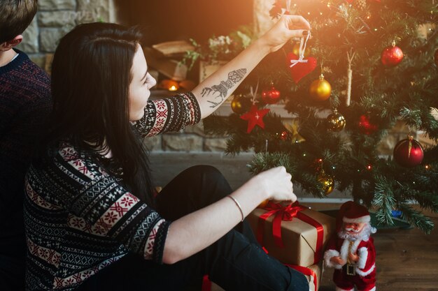 Mujer decorando el árbol de navidad