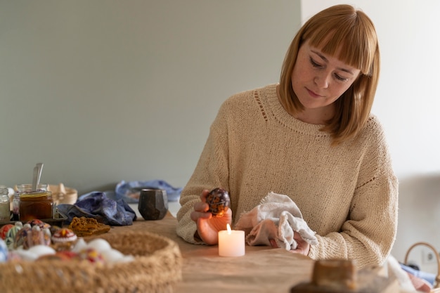 Mujer decorando huevos de Pascua