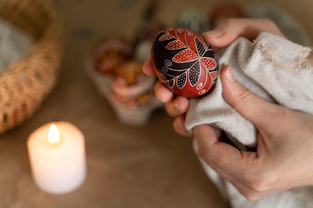 Mujer decorando huevos de Pascua