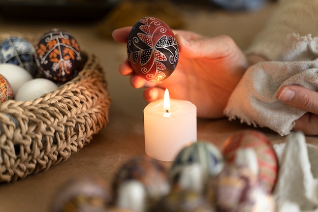 Mujer decorando huevos de Pascua