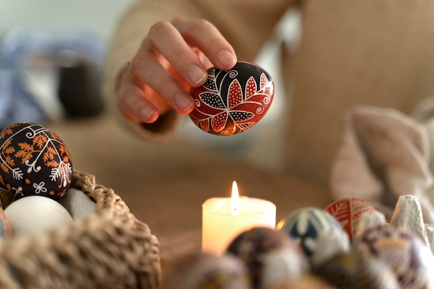 Mujer decorando huevos de Pascua