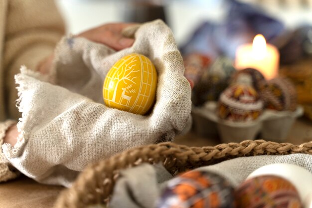 Mujer decorando huevos de Pascua