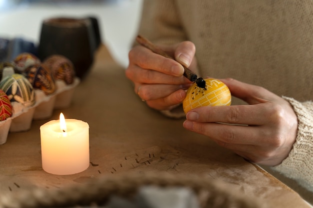 Mujer decorando huevos de Pascua