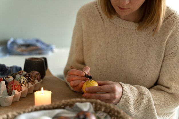 Mujer decorando huevos de Pascua