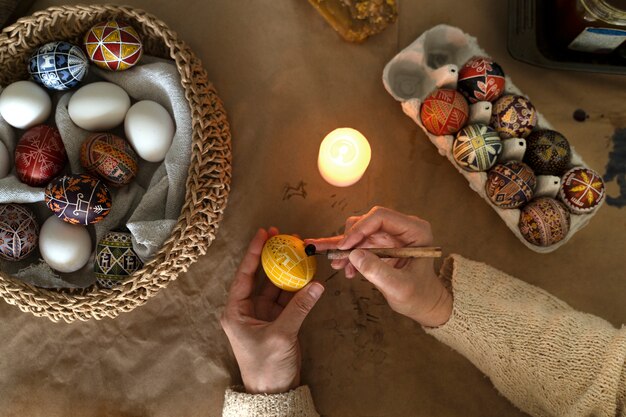 Mujer decorando huevos de Pascua