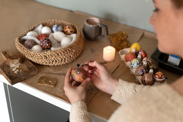 Mujer decorando huevos de Pascua