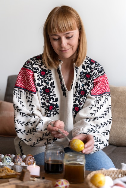 Mujer decorando huevos de Pascua