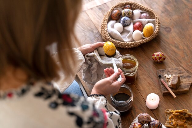 Mujer decorando huevos de Pascua