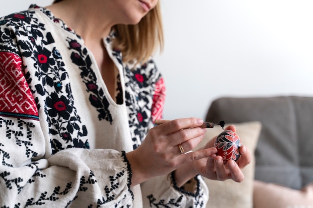 Foto gratuita mujer decorando huevos de pascua