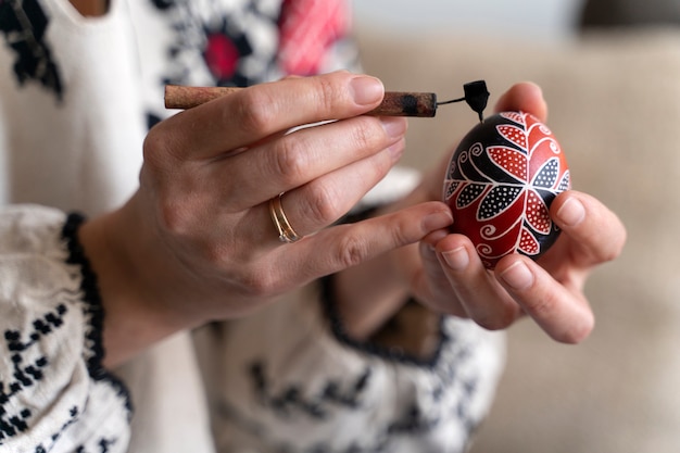 Mujer decorando huevos de Pascua