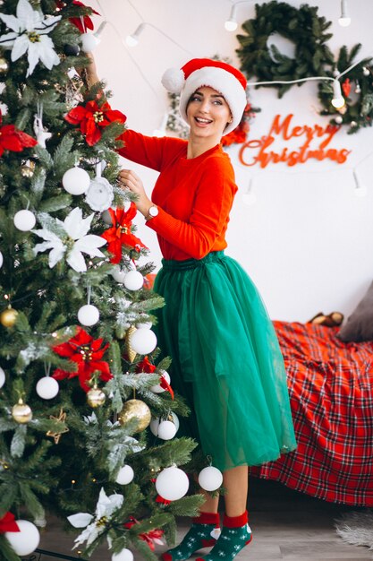 Mujer, decorar, árbol de navidad