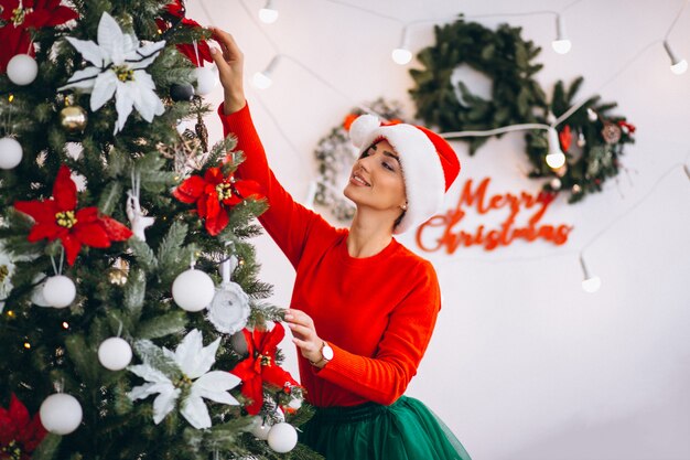Mujer, decorar, árbol de navidad