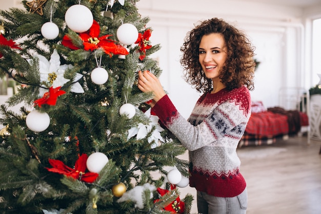 Mujer, decorar, árbol de navidad