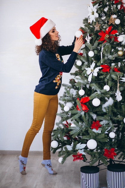 Mujer, decorar, árbol de navidad