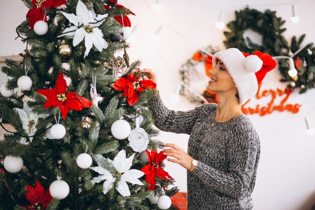 Mujer, decorar, árbol de navidad