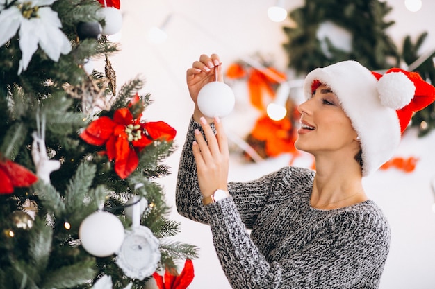 Mujer, decorar, árbol de navidad