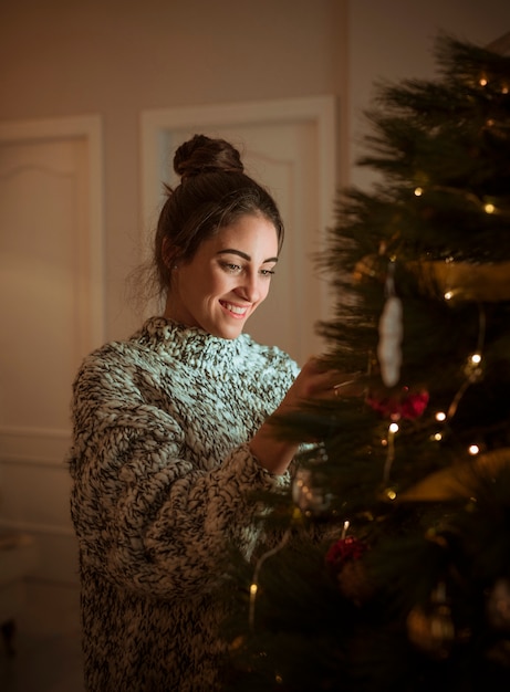 Mujer, decorar, árbol de navidad