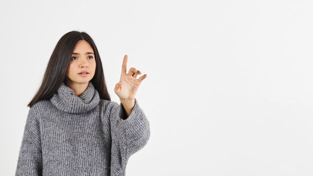 Mujer con el dedo índice levantado