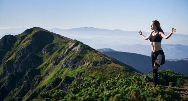 Mujer delgada haciendo ejercicio de yoga al aire libre