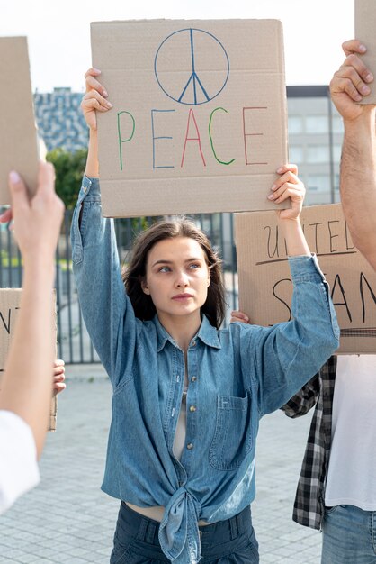 Mujer demostrando junto con personas