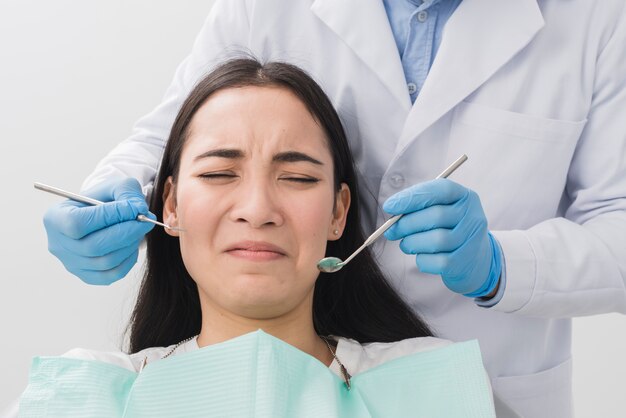 Mujer en el dentista