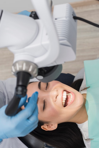 Foto gratuita mujer en el dentista