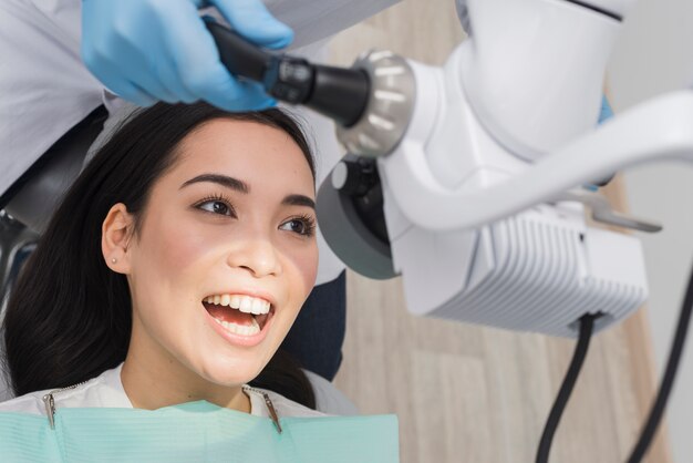 Mujer en el dentista