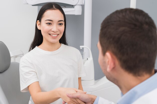 Mujer en el dentista