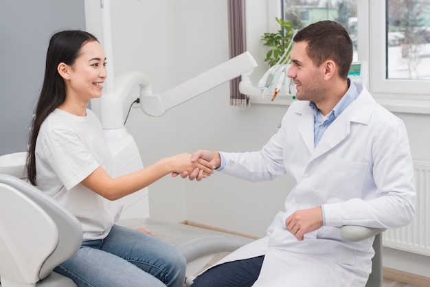 Mujer en el dentista