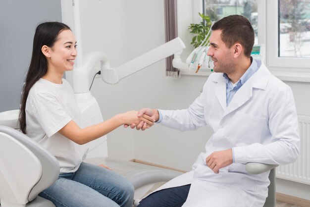 Mujer en el dentista