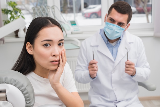 Mujer en el dentista