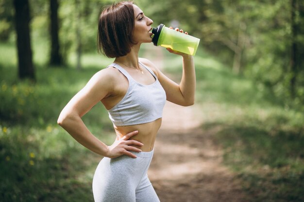 Mujer deporte agua potable