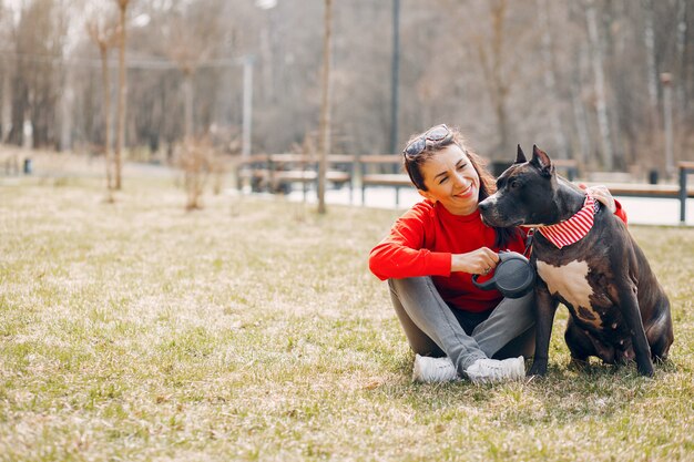 Mujer de deportes en el parque de primavera