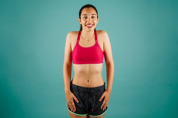 Mujer deportista calentando hombros