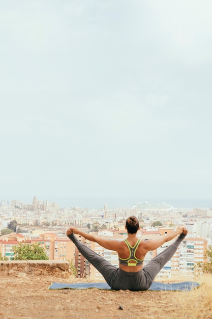 Mujer deportista estirando piernas