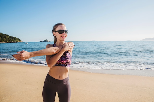 Mujer deportista estirando y posando