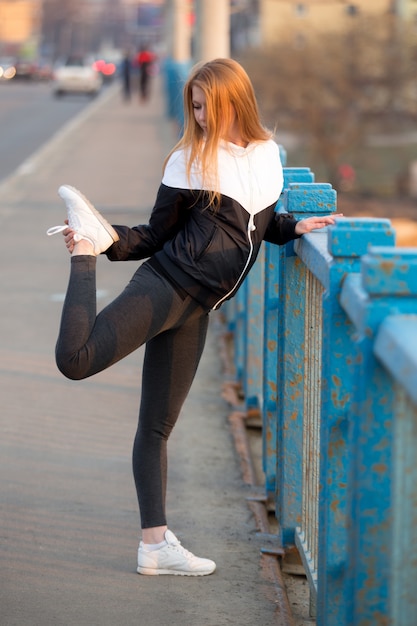 Mujer deportista estirando