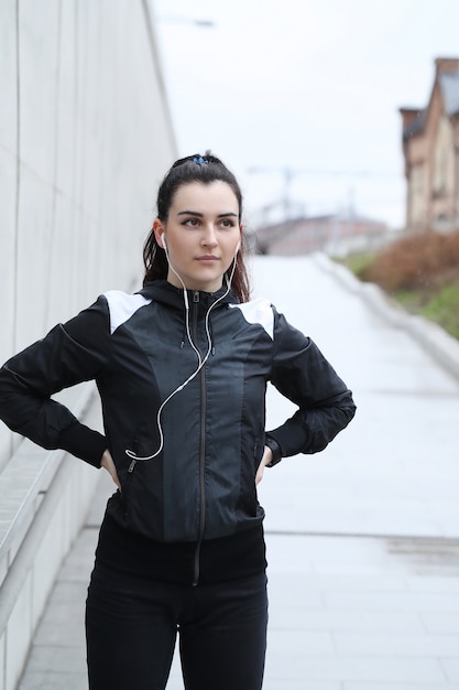 Foto gratuita mujer deportista lista para correr