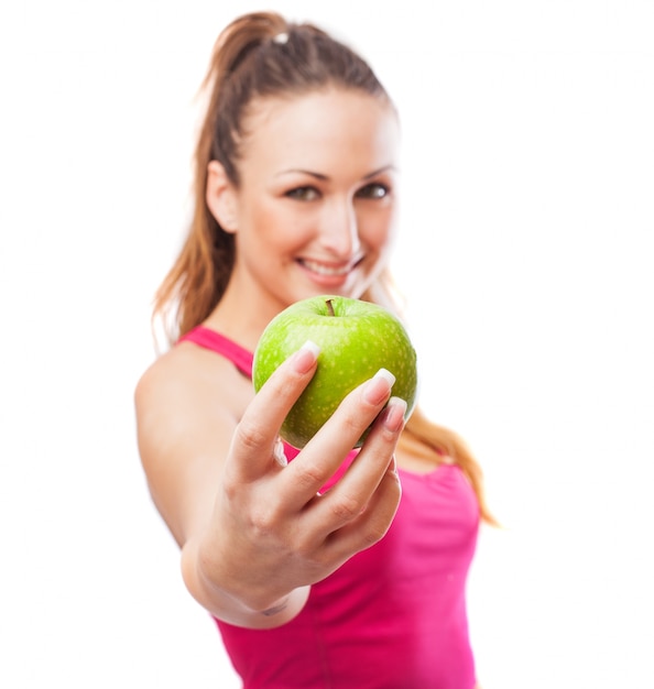 Mujer deportista con una manzana