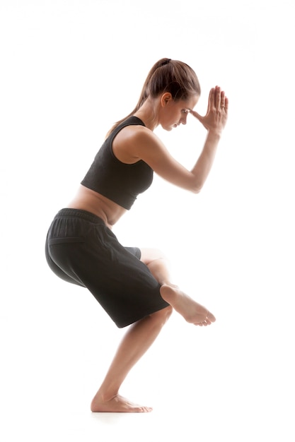 Mujer deportista practicando su equilibrio