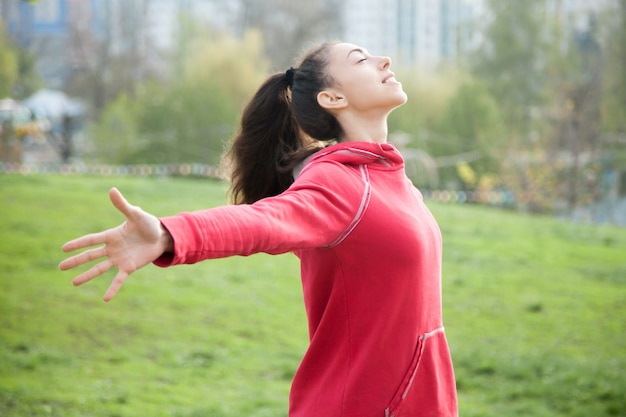 Mujer deportista sintiéndose viva