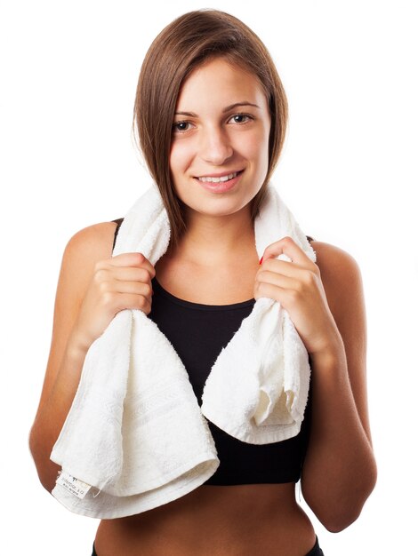 Foto gratuita mujer deportista sonriendo con una toalla